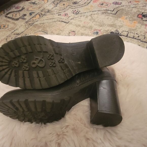 Sam & Libby heeled boots with tread. Sz 8 - Picture 9 of 14